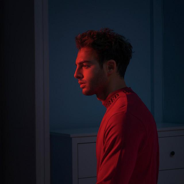 Holding me more – Darin