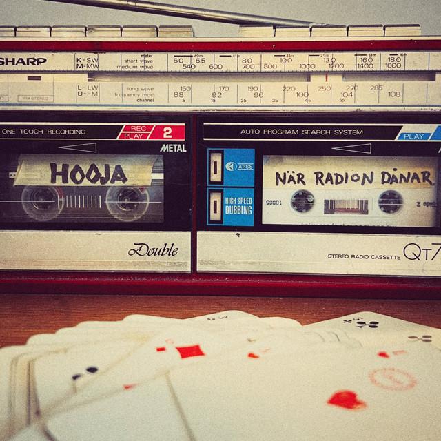 NÄR RADION DÅNAR – Hooja
